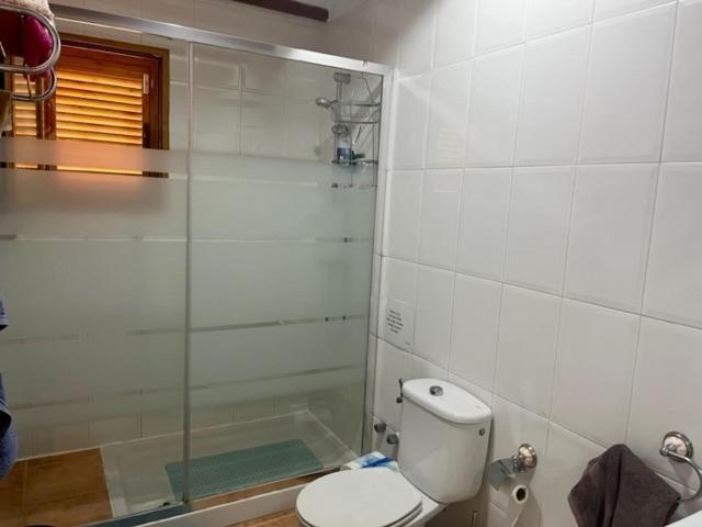 Main bathroom with shower