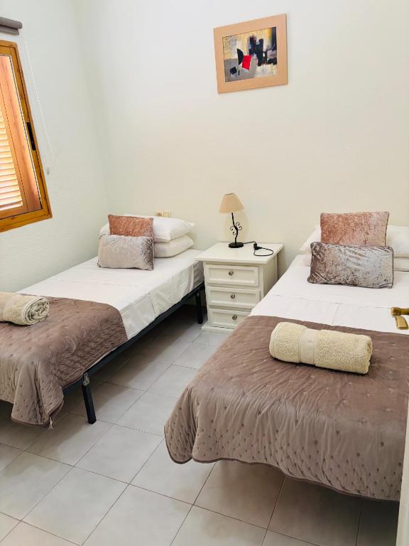 Second bedroom with twin beds